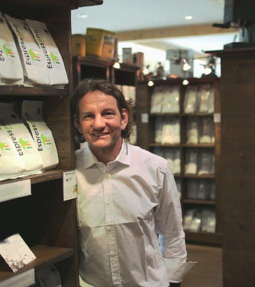 Gregor jest oddanym baristą, technikiem, twórcą trendów, koneserem i przede wszystkim miłośnikiem kawy. Od ponad 10 lat poświęca się sztuce wydobywania z ziaren kawy najbogatszych aromatów.
