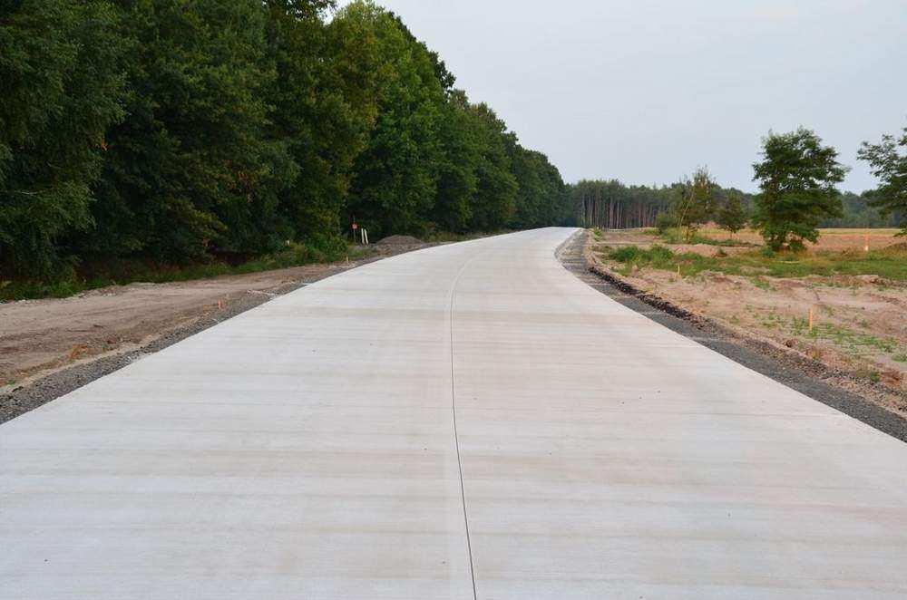 Opis technologii dostępnych na rynku Technologia nawierzchni z betonu cementowego - stosowane klasy C30/37 oraz C35/45 w zależności od wielkości natężenia ruchu pojazdów ciężkich, - charakteryzują