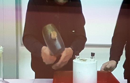 Balonik umieszczony jest nad cieczą. Poziom cieczy w obu ramionach naczynia w kształcie U jest taki sam, co wskazuje, że ciśnienie atmosferyczne oraz ciśnienie w baloniku są takie same.