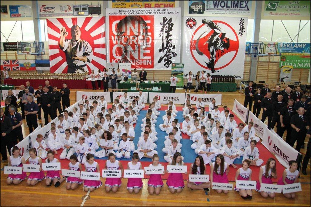 Wiadomości Wtorek, 17 maja 2016 Sukces sportowy i organizacyjny ARS Klub Kyokushinkai oraz świetna promocja dla Limanowej Podczas kolejnej edycji turnieju na macie zmagało się blisko 450 zawodników z