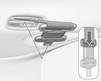 Fotele, elementy bezpieczeństwa 59 Umieścić górną sprzączkę w uchwycie. Złączone ze sobą sprzączki umieścić przy pasie.
