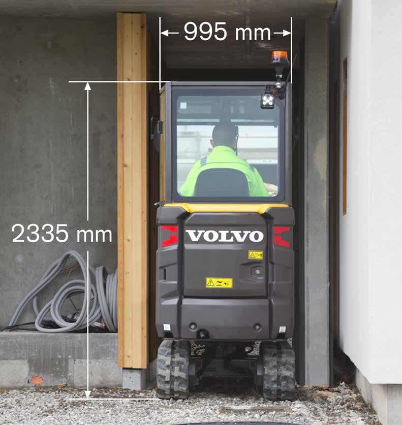 Kompaktowa z natury Dzięki szerokości poniżej 1 m w połączeniu z wysokością poniżej 2,35 m minikoparka EC15E zapewnia doskonałą wydajność pracy w