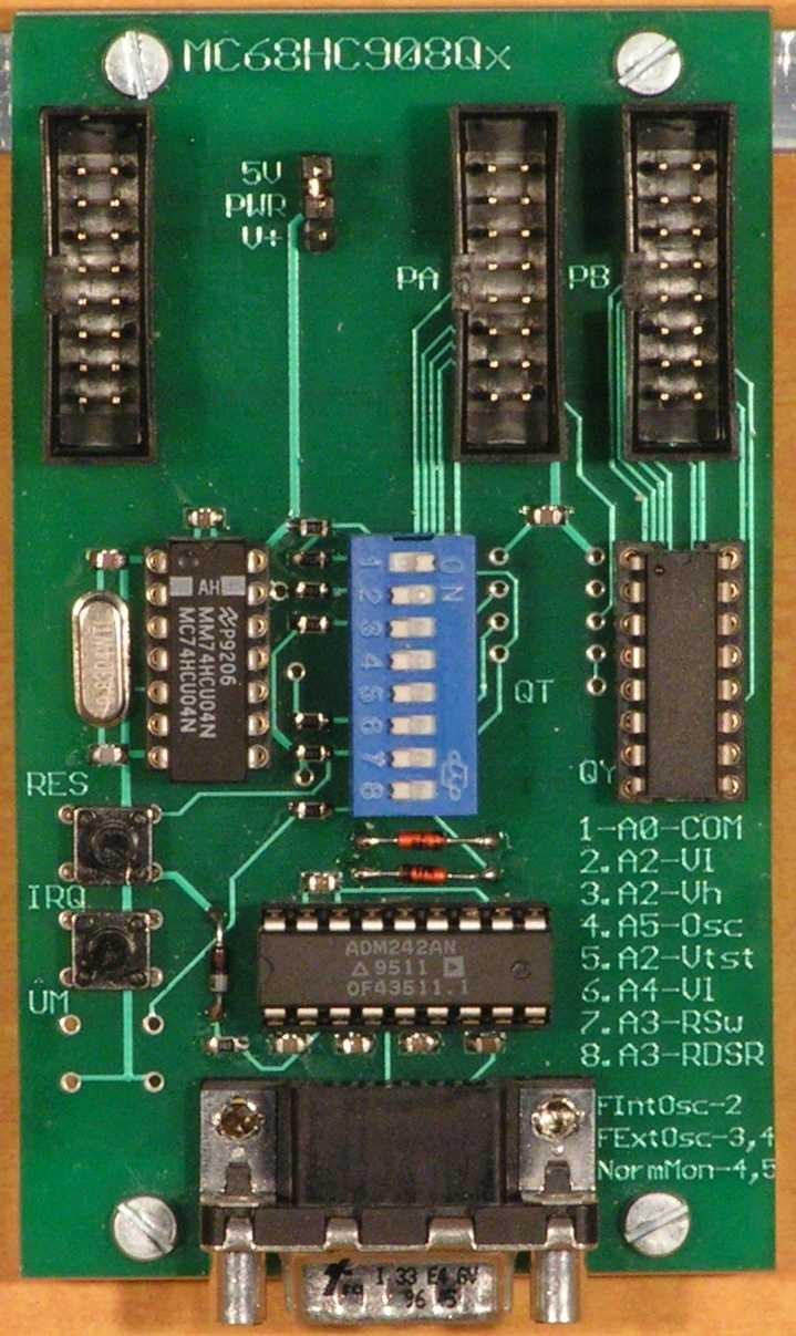 SML3 październik 2005 19 080_MC68HC908Qx Opis ogólny Moduł zawiera mikrokontroler rodziny Freescale MC68HC908Qx oraz układy umożliwiające jego programowanie i uruchamianie oprogramowania.