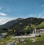 A Wysokogórska dolina Bargis Z Flims Dorf łatwa trasa prowadzi przez wioskę Fidaz obok potężnej skalnej ściany Flimserstein do wysokogórskiej doliny Bargis i dalej do tajemniczych