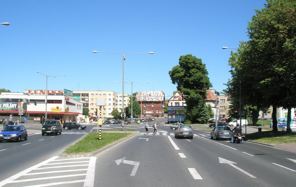 - 106-4 SKRZYŻOWANIE: ARMII KRAJOWEJ 12 - LUTEGO GROTA-ROWECKIEGO OCENA BEZPIECZEŃSTWA RUCHU DROGOWEGO Jest to skrzyżowanie skanalizowane ze sterowaniem ruchu sygnalizacją świetlną.