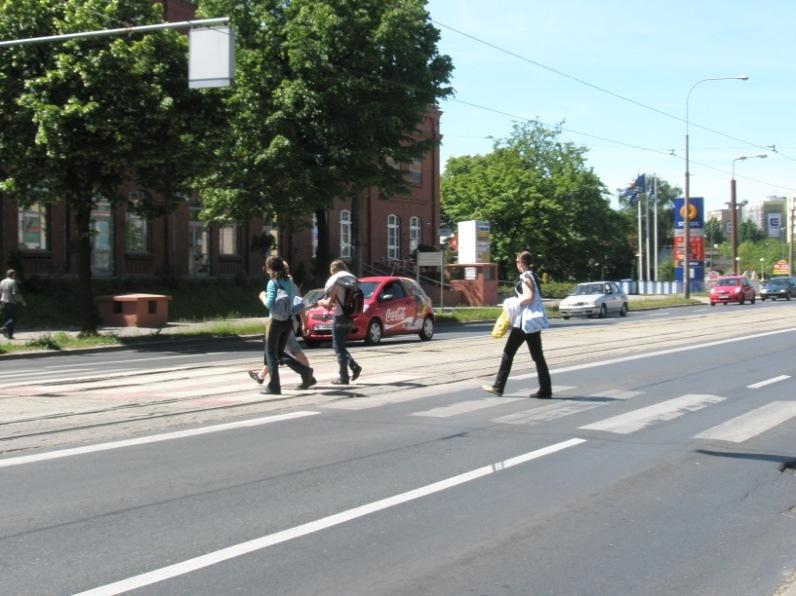 Najwięcej zdarzeń drogowych z udziałem pieszych w wieku 7-16 lat miało miejsce w maju i październiku (rys. 10.1), a najmniej w lipcu.