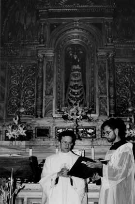 4 MY TAKŻE BYLIŚMY W ŚWIĘTYM DOMKU Msza święta sprawowana w Świętym Domku Maryi w Loreto przez ks. Andrzeja Sowińskiego, 25 czerwca 1998 roku. Obok diakon Andrzej Bryłowski, salezjanin.