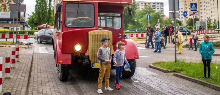 Jutro też się przejedziemy? Noc Muzeów po ursynowsku data aktualizacji: 2016.05.14 Tłumy mimo deszczu. Kolejki chętnych do autobusu kursującego do stacji technicznej na Kabatach.