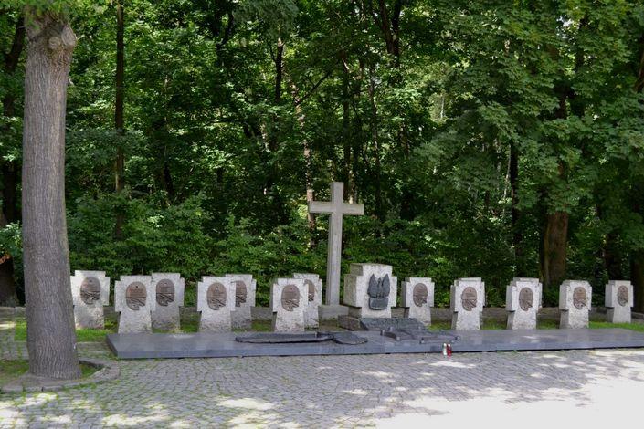 Chcąc odsłonić ruiny Wartowni nr 5 trzeba będzie powrócić do kształtu Cmentarzyka Obrońców z 1946 r. - Fot. M.Dura Takich problemów do rozwiązania pojawia się jednak więcej.