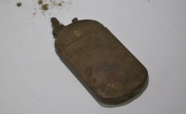Zapalniczka żołnierska znaleziona przy Wartowni nr 5 taka sama jaką odnaleziono na polu bitwy pod Kockiem fot. M.Dura Odkrywane są także ślady związane z życiem obrońców Westerplatte. Znaleziono m.in.