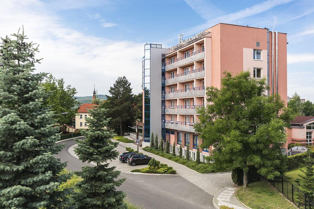 HOTEL Hotel jest obiektem położonym w spokojnej okolicy, jednocześnie w bezpośrednim sąsiedztwie parku zdrojowego (200 m).