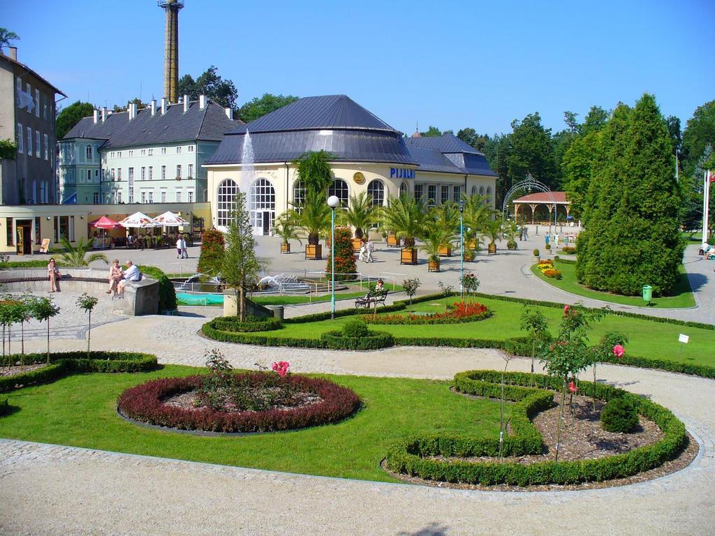 Muzeum Zabawek, Szlak Ginących Zawodów, Kaplica Czaszek w Czermnej czy Skansen Pogórza Sudeckiego