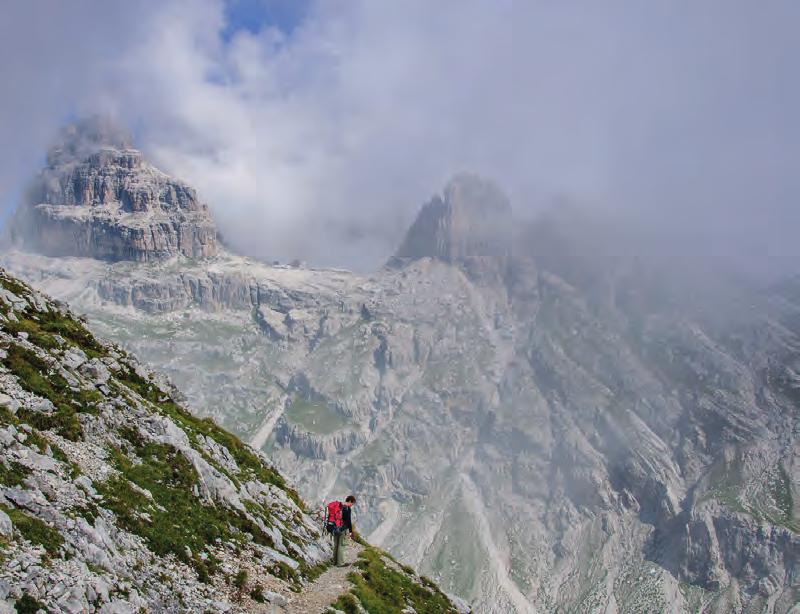 102 Wokół Cima Tosa oraz Brenta południowa różnieniu od wielu podobnych miejsc jest prawie doskonale symetryczny, to znaczy, że jest to po prostu gigantyczne zagłębienie w górach, które nie ma wylotu.