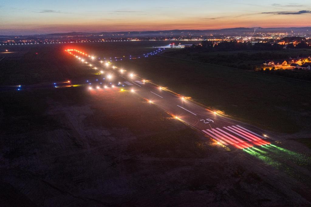 Lotnisko Krosno - infrastruktura Utwardzona droga startowa 1100 m x 30 m