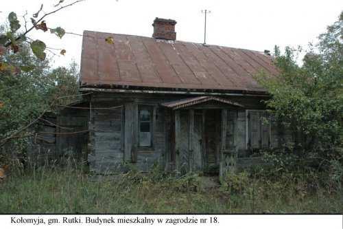 Nr karty ewidencji zabytków: 11 Dom zbudowany około 1913 roku. Budynek drewniany. Posadowiony na kamiennym fundamencie na zaprawie. Ściany konstrukcji zrębowej węgłowane na jaskółczy ogon.