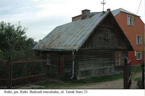 Nr karty ewidencji zabytków: 37 Dom zbudowany w latach 20 XX wieku. Budynek drewniany. Posadowiony na kamiennym fundamencie. Ściany oszalowane do linii okien pionowo powyżej poziomo.