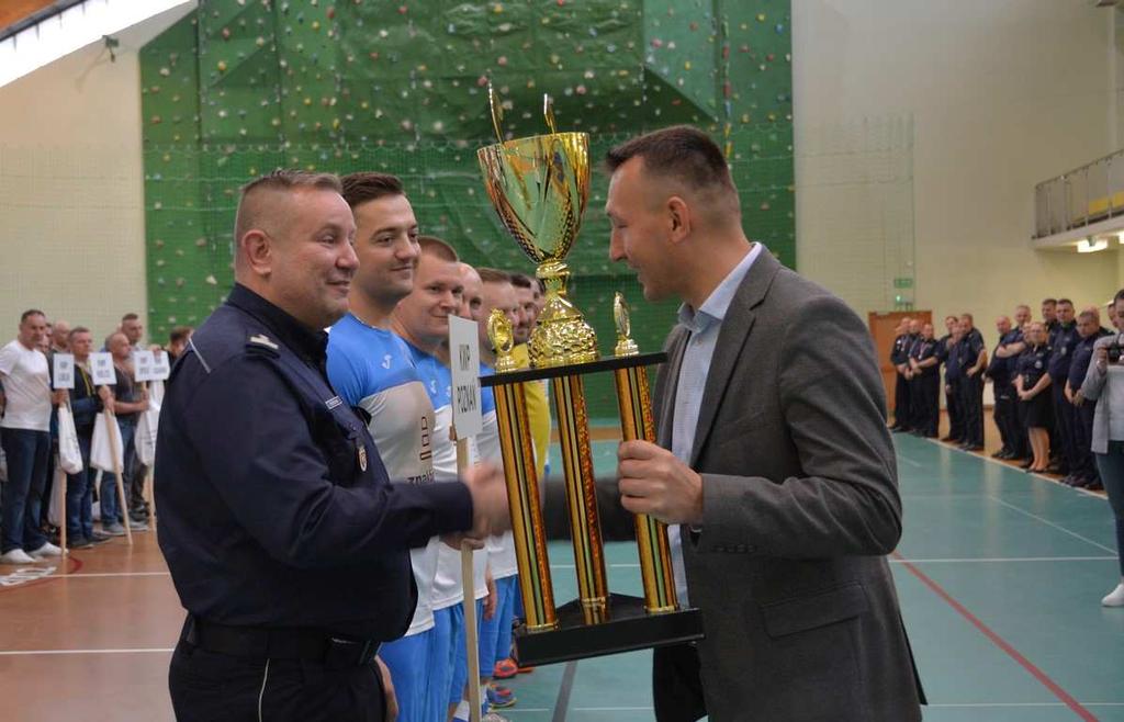 STRONA 10 Konwój Cup 2019 - drużyna KWP w Rzeszowie najlepsza w kraju W Białobrzegach odbyły się VI Mistrzostwa Polski Wydziałów Konwojowych Policji w Halowej Piłce Nożnej Konwój Cup 2019 objęte