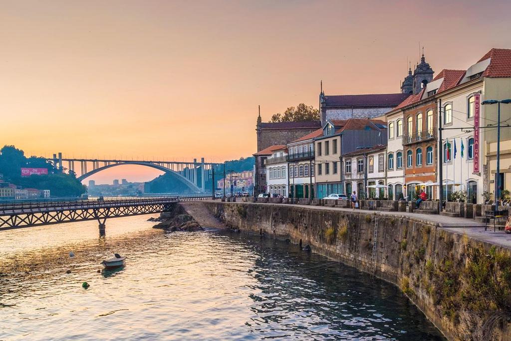 DZIEŃ 1 Wieczorny wylot z lotniska w Modlinie do Porto. Transport do hotelu i nocleg. DZIEŃ 2 Po śniadaniu spotkamy się z naszą Przewodniczką.