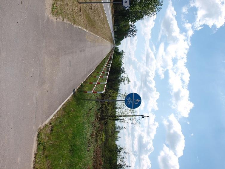 Fot.7. Odcinek wybudowanej ścieżki rowerowej po kolejce wąskotorowej Fot.8. Teren po kolejce wąskotorowej przeznaczony pod budowę ścieżki pieszo rowerowej III.6.