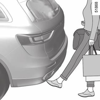 Elektrycznie otwierana klapa bagażnika (3/5) 4 Przez element sterujący na desce rozdzielczej Zależnie od wersji pojazdu nacisnąć i przytrzymać przycisk 4. Przez funkcję wolne ręce.