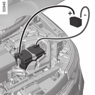 Akumulator: postępowanie w razie awarii (2/2) Uruchamianie silnika przy pomocy akumulatora innego samochodu Aby uruchomić silnik, w przypadku konieczności użycia akumulatora innego pojazdu, należy