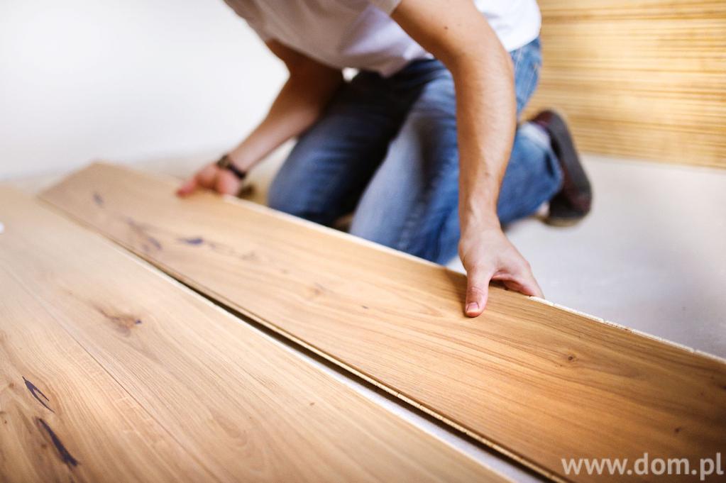 Podłoga pływająca czy klejona? Jaki montaż podłogi drewnianej wybrać? Drewniana podłoga to rozwiązanie trwałe i estetyczne. Nie wystarczy jednak zdecydować, jaki gatunek drewna wybrać.