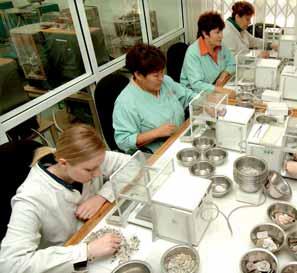 ARTYKUŁ RECENZOWANY 2. Sortowanie diamentów w kopalni Mir (Jakucja). www.alrosa.ru 3. Zróżnicowana wielkość oktaedrycznych kryształów. www.diamondproducers.