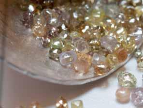 kanarkowa, pomarańczowa, koniakowa Bezbarwne D, brązowe, różowe Niebieska 5. Surowe diamenty o barwach fantazyjnych. www.annamoltkehuitfeldt.com 6. Surowe diamenty o fantazyjnej barwie żółtej. www.petradiamonds.