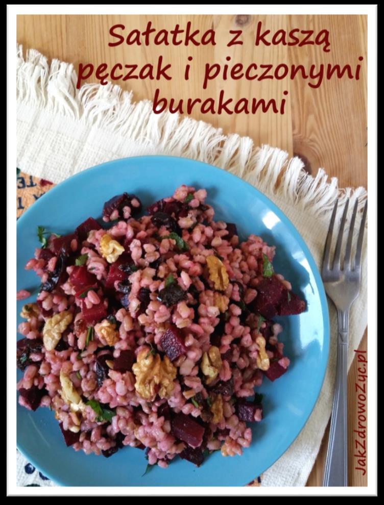 SAŁATKA KASZĄ PĘCZAK I PIECZONYMI BURAKAMI 1 szklanka suchej kaszy pęczak 2 duże buraki 20 suszonych śliwek 1/2 szklanki orzechów włoskich 1/2 dużego pęczka natki pietruszki 2 łyżki oliwy z oliwek 1