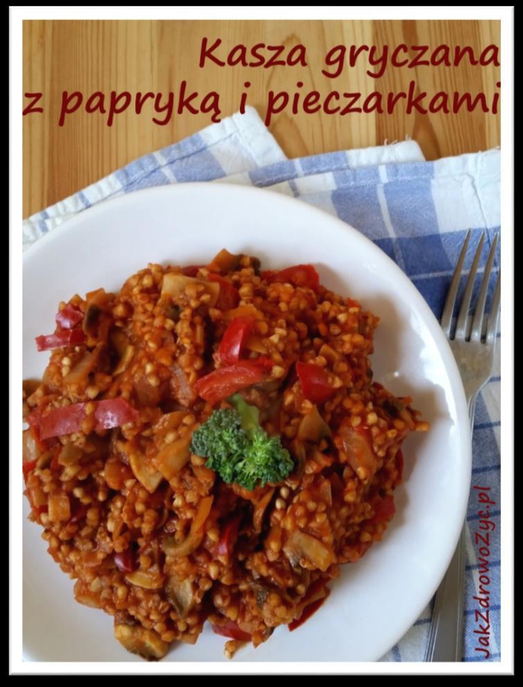 KASZA GRYCZANA Z PAPRYKĄ I PIECZARKAMI 1 szklanka kaszy gryczanej 1 czerwona papryka (może być mrożona) 0,4 kg pieczarek 1 duża cebula 1 łyżka oleju 1/2 szklanki białego wytrawnego wina karton