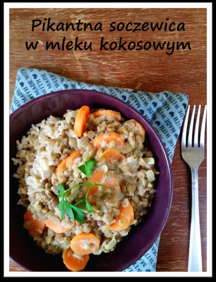 PIKANTNA SOCZEWICA W MLEKU KOKOSOWYM 3 szklanki ugotowanej zielonej soczewicy 2 cebule 1/2 puszki mleka kokosowego 2 marchewki 1 łyżeczka pasty curry 1/2 łyżeczki cukru 1 łyżka oleju 1/2 szklanki