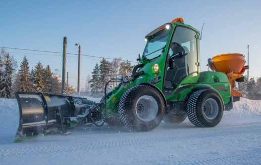 Obsługa komunalna Spychacz ostrokrawędziowy 2000/2500 Wyposażony w hydraulicznie regulowany kąt natarcia, lemiesz spycharki jest idealnym narzędziem do odśnieżania, robót ziemnych i podobnych miejsc