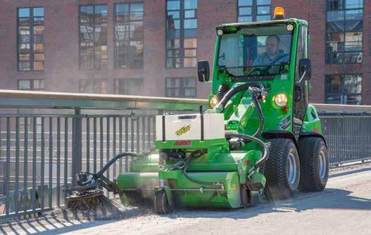 Z przodu szczotki zamontowano zasobnik o pojemności 80 l. Opróżnianie zasobnika odbywa się hydraulicznie.