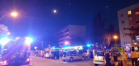 31-latek doznał poważnych obrażeń kończyn górnych. Jego stan jest ciężki. Do zdarzenia doszło w mieszkaniu na trzecim piętrze. Przebywało w nim wtedy czterech mężczyzn oraz 6-letnie dziecko.