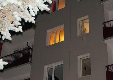 31-letni mężczyzna z poważnymi obrażeniami kończyn górnych w ciężkim stanie trafił do szpitala, a jego 33-letni brat doznał urazu kończyny dolnej i pozostał w szpitalu na obserwacji.