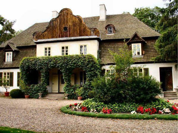 ARBORETUM W KÓRNIKU Zachwycające magnolie, pachnące forsycje, kwitnące jabłonie oraz ponad trzy i pół tysiąca gatunków drzew i krzewów a na dodatek fascynujący zamek otoczony fosą ze swoją