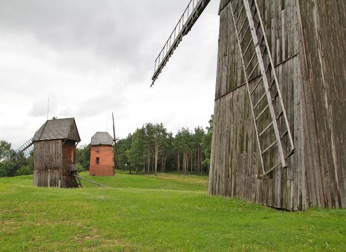 PIKNIK POD WIATRAKAMI W DZIEKANOWICACH Jest takie miejsce, gdzie czas się zatrzymał stare charty, a wokół nich malutkie ogródki, sprzęty, dawna gospoda, a w tle tajemnicze wiatraki to właśnie Skansen