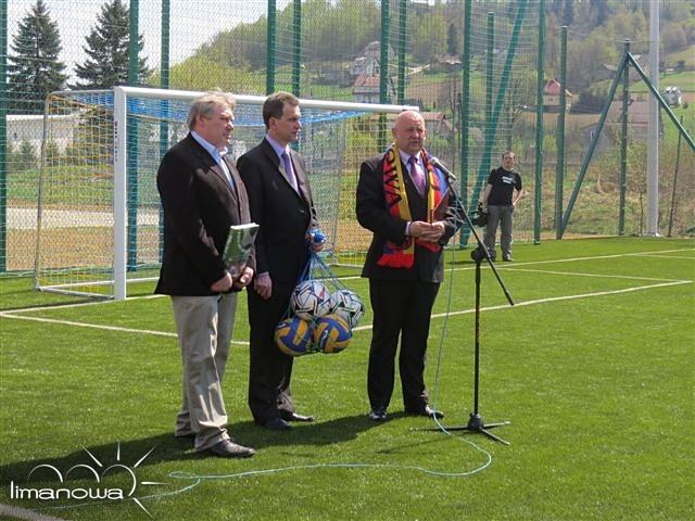 Z okazji otwarcia nowoczesnego kompleksu sportowo-rekreacyjnego zrealizowanego w ramach programu Moje Boisko -ORLIK 2012 na ręce Burmistrza wystosowano okolicznościowe listy gratulacyjne od: 1.