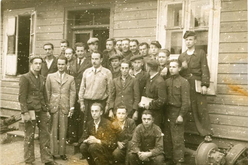 Zdjęcie 7 Rok 1943, czerwiec. Hrubieszów. Uczniowie z nauczycielami Mechanische Handwerkerschule in Hrubieszów /Szkoły Mechanicznej w Hrubieszowie/.