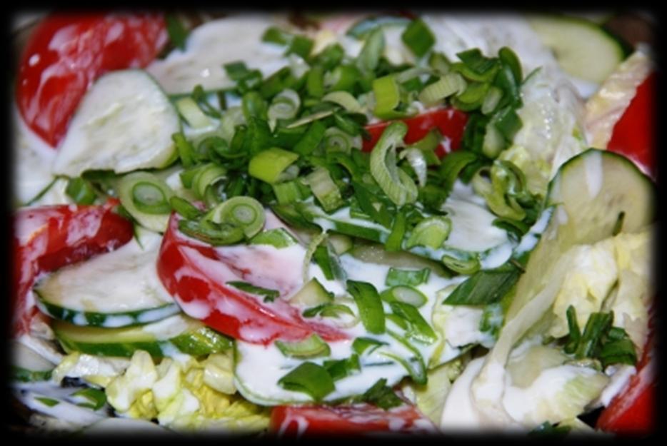 SAŁATKA WIOSENNA Składniki : -zielona sałata masłowa -2 pomidory -1 zielony ogórek -rzodkiewka szklanka -jogurtu naturalnego -garść szczypiorku, koperek świeży