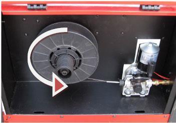Rys 1. Podnieść boczną pokrywę obudowy półautomatu. Upewnić się czy rolki zamontowane w zespole napędowym odpowiadają rodzajowi i średnicy stosowanego drutu.