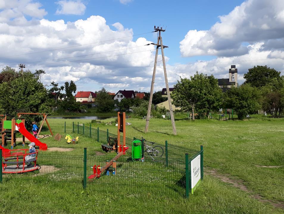 Pierwsza i jedyna wspólna przestrzeń rekreacyjna na osiedlu zdominowanym przez zabudowę jednorodzinną.