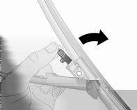 Pióro wycieraczki szyby tylnej Podnieść ramię wycieraczki, nacisnąć razem zaczepy w celu odblokowania pióra wycieraczki i unieść pióro, aby je odłączyć. Ostrożnie opuścić ramię wycieraczki.