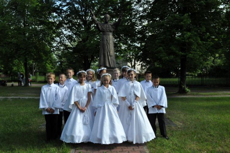 Uroczystość rocznicowa po I Komunii wieńczy świąteczny festiwal eucharystyczny w większości polskich parafii. Dekoracje w kościołach przeważnie wytrzymują osiem błogosławionych dni.
