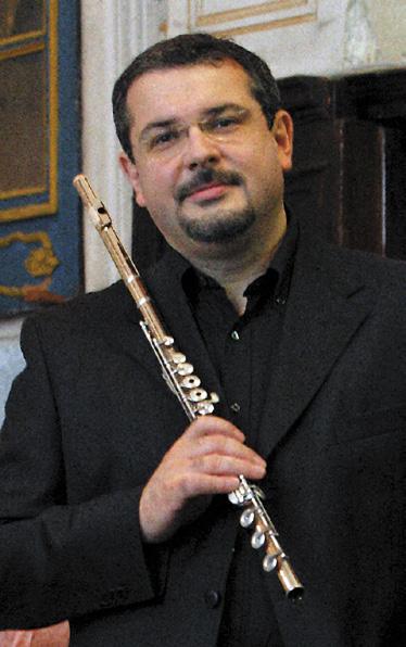 Marco Zoni. Od 1991 roku pełni funkcję pierwszego flecisty-solisty orkiestry I Pomeriggi musicali di Milano. W 1998 roku został flecistą-solistą orkiestr Teatro alla Scala i Filarmonica della Scala.