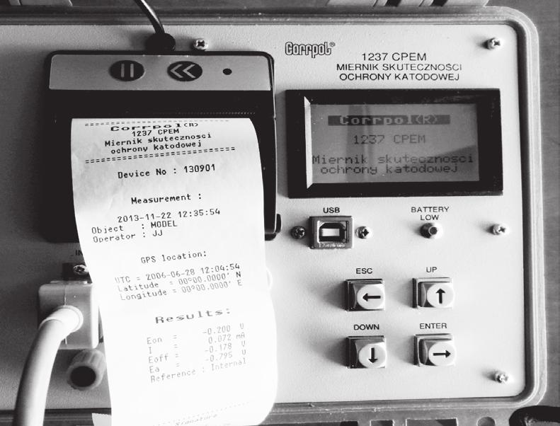 Fot. 1. Płyta czołowa prototypu miernika skuteczności ochrony katodowej 1237 CPM Phot. 1. Front panel of 1237 CPM cathodic protection effectiveness meter prototype na stacjach paliwowych [7].