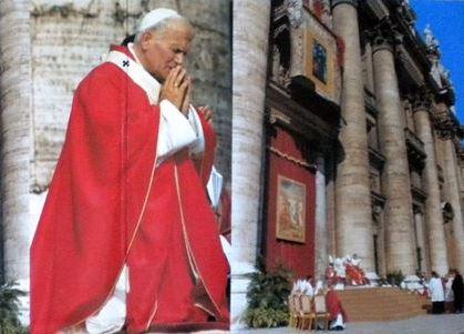 W niedzielę 10 października 1982 r., Ojciec Święty Jan Paweł II ogłosił błogosławionego Maksymiliana Marię Kolbego świętym Kościoła katolickiego.
