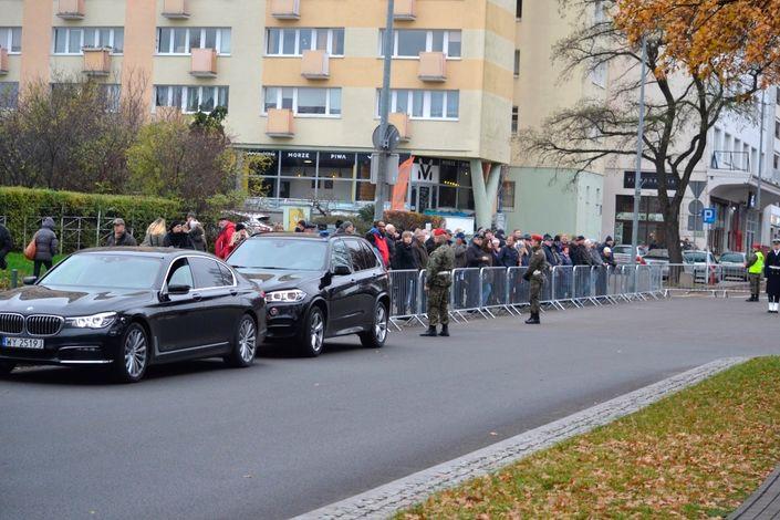 Uroczystości przy Tablicy Marynarza Polskiego obserwowało tylko kilkudziesięciu mieszkańców Trójmiasta. Fot. M.Dura W odróżnieniu od 2016 r.