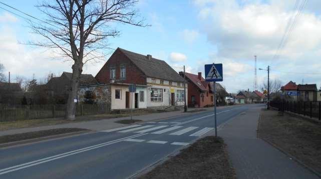 Punkt 2 Przejście znajduje się w centrum miejscowości w ciągu drogi wojewódzkiej nr 158 przy Kościele Rzymskokatolickim pw.