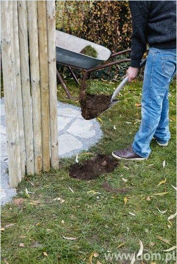 Krok 5 Postaw pale na zewnątrz konturu wypełnionego płytami będą pełnić funkcję parawanu i zapobiegać zbytniemu rozprzestrzenianiu się wody.